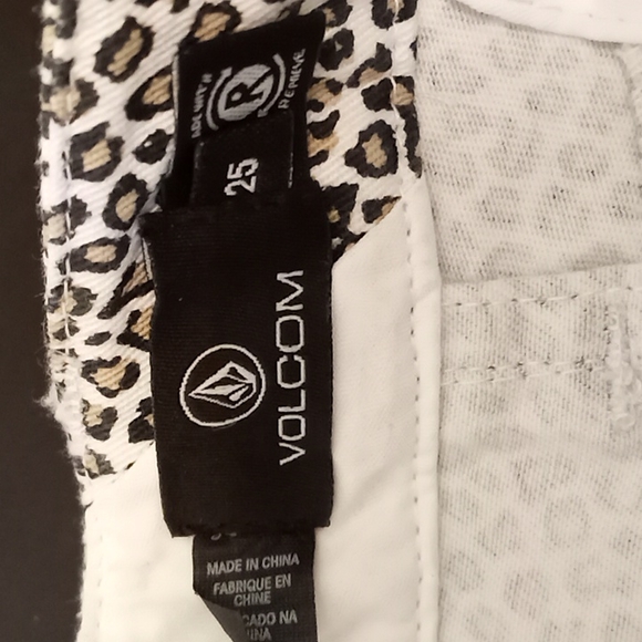 VOLCOM Animal Print Shorts Size 25 White with Cheetah Print - Picture 5 of 7